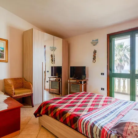 Hébergement de vacances 2 Bedroom Amazing In Campo Di Mare